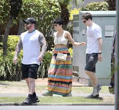 Discover images and videos about evan peters from all over the world on we heart it. Halsey And Evan Peters Getting Lunch At Main Beach On The Gold Coast In Australia 02 Gotceleb