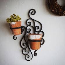 鉄のラスティックな雰囲気と くるんとした蔓模様のエレガントさを併せ持った イギリスアンティークの植木鉢ホルダーです アンティークのテラコッタ鉢も２個お付けします テラコッタ鉢に付いている白い汚れは 鉢と土と水の成分によって生ま plant holders