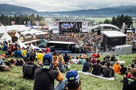 Seit 1949 haben 26 verschiedene fahrer einen titel in der motogp gewonnen. Motogp Bunte Fans Hubsche Damen Und Einige Promis Murtal