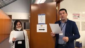 Ce înseamnă cu exactitate „ler şi care este diferenţa dintre colind şi cântec de crăciun. Spania Membrii SecÈ›iei De Votare Din Gijon CheamÄƒ Diaspora La Alegeri Cu Leru I Ler Video Stiri Diaspora