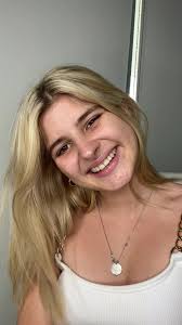 me costo mucho tiempo amarme sin maquillaje pero ahora veo este vídeo y  pienso “potraza”