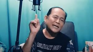 Ia bekerja di taman ismail marzuki sambil bersekolah. E4jkuzt7eh9w1m