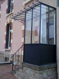 Protegez Vos Portes En Les Abritant Avec Une Marquise Harmonisee A Votre Maison Et Donnez Un Nouveau Re Entree De Maison Exterieur Auvents Maison Entree Maison