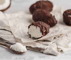 Mettete i bounty così ottenuti dentro il frigo per un ora circa, sollevateli dalla carta forno, eliminate il cioccolato in eccesso con un coltellino, ed eccoli pronti da servire! Bounty Fatti In Casa Una Bonta Direttamente Dalle Vostre Mani