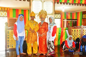 Tradisi melayu menempatkan upacara pernikahan sebagai peristiwa yang penting. 35 Terbaik Untuk Baju Adat Melayu Warna Kuning Lamaz Morradean