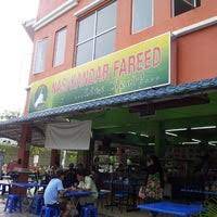 If you're walking from lebuh chulia, keep to the left hand side and you should see the above yellow signboard on the walkway this alleyway stall on jalan penang is the first and original line clear outlet in malaysia. Gerai Nasi Kandar Fareed Line Clear Lot 3143 Jalan Brp 2