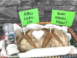 Brot Und Salz Zum Einzug Zu Verschenken Hat Eine Jahrhunderte Lange Tradition Wie Du Diesen Brauch Am Best Brot Und Salz Brot Und Salz Einzug Geschenk Einzug