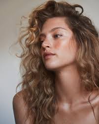 Sarah Silver's Instagram, Twitter & Facebook