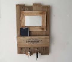 Schlusselbretter Kasten Schlusselbrett Mit Spiegel Aus Altholz Ein Designerstuck Von Geschenkeundmehr Bei D Schlusselbrett Altholz Regal Schlusselkasten