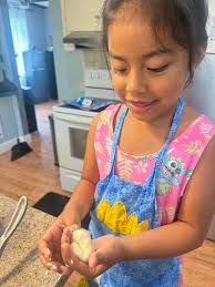Si tienes una niña te recomiendo jamás saltarte la etapa de que ella haga  las tortillas, se le inflaron más que ami 🥰 desde pequeña le ha gustado  hacer tortillas y yo