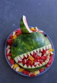 Melonen Hai Schnitzen Anleitung Und Bilder Zum Rezept In 2020 Melonen Hai Melonen Hai Wassermelone