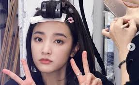 Đang được các chuyên gia làm đẹp, Vương Tịnh vẫn có thể ngủ một cách bá đạo