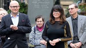 Srdečné ahoj na mé onlajn základně!✌️ kapelní fb: Vnucka Peroutky Zazalovala Stat Od Zemana Chce Omluvu Aktualne Cz