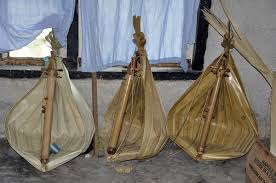 Sasando adalah sebuah alat musik dawai yang dimainkan dengan dipetik. Alat Musik Sasando Irama Yang Merdu Dari Selatan Indonesia