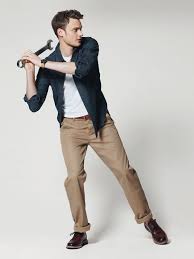 Le Chino En 10 Lecons Rebuilding Wardrobe Beige Chinos Chinos Men Outfit