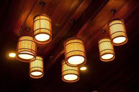 Gayanya klasik, bagian atasnya berbentuk lentera yang terbuat dari tembaga. Gampang Dan Nggak Menyita Waktu Inilah Cara Membuat Lampu Hias Dari Bambu