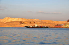 Położony w egipcie kanał głębokowodny dla statków morskich, łączący morze śródziemne z morzem czerwonym; Kanal Sueski Stara I Nowa Przeprawa Miedzy Morzami Otwarty Przewodnik Krajoznawczy