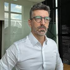 Nos anos 90 famílias financiavam casas com uma média de 120m² com espaço  amplo, quintal e cômodos generosos. Hoje, o cenário mudou: O que se  financia no Brasil gira em torno de