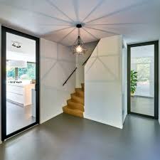 moderne stalen deuren van vloer tot plafond gemaakt van zwart geanodiseerd aluminium in combinatie met doorzichtig geha binnendeuren glazen deur stalen deuren