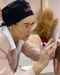 Débora Fey: dermatologista é referência em transplante capilar no Alto Vale 