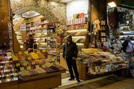 Tentat sa faci cumparaturi din marele si renumitul bazar, am observat o tendinta de a striga preturi mai mari decat prin magazinele din oras. Marele Bazar Din Istanbul Locul Marcant Al Istoriei Si Culturii Turce Cum A Fost Pedepsit Cel Care A IndrÄznit SÄ Fure Din El 30 000 De Monede De Aur Foto