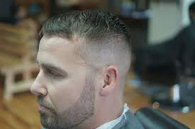 Trage deine haare lieber etwas kürzer. Frisuren Mit Geheimratsecken Fur Manner 12 Gute Varianten Fur Frisur