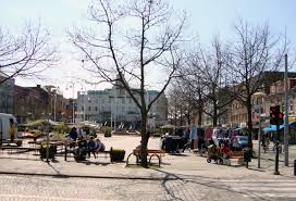 Bostadsfastighet som byggdes 1958 och som har 29 lägenheter fördelade på 1 till 4 rum och kök. Stora Torg En Mandag I April Tony S Blogg