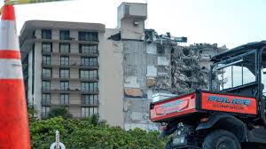 Las autoridades de miami beach, florida, reportaron el colapso parcial de un edificio la «#mdfr está en la escena del derrumbe parcial de un edificio cerca de 88 street y collins avenue». 85yt7mdesyayim