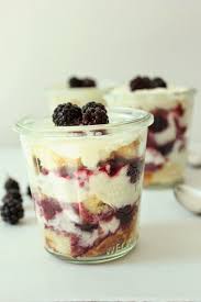 Schnelles Dessert Mit Schichten Und Brombeeren Zum Sonntagskaffee Bei Sweets And Lifestyle Ichbacksmir Sommerrez Rezepte Lebensmittel Essen Schnelle Desserts