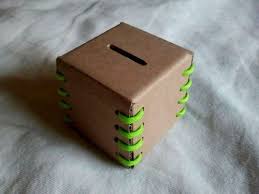 Aus Recycling Materialien Eine Spardose Basteln Anleitungen Und Ideen In 2020 Spardose Basteln Diy Sparschwein Spardose
