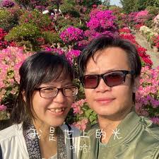 女生畢業開直播，餓了點外送。 男生畢業跑外送，累了看直播。 聰明人直接去當警衛，偷吃外賣又看直播。