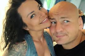 Jej artystyczny pseudonim to kamiszka, a utwór ma tytuł mam cię za mało. Tak Mieszkaja Artur Szpilka I Kamila Wybranczyk Wnetrza Robia Wrazenie O2 Serce Internetu