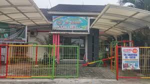 Ia dilahirkan ketika bani hasyim berada di syi'b. Sekolah Dasar Islam Al Azhar 54 Pekanbaru Community Facebook