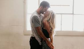 Bonheur perdu, bonheur enfui toujours je pense à cette nuit et l'envie de sa peau me ronge parfois je pleure et puis je songe que lorsqu'il était sur mon cœur j'aurais dû crier mon. 17 Chansons D Amour Pour Lui Dire Je T Aime So Busy Girls