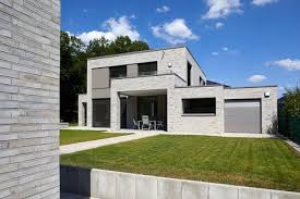 Moderne Villa Mit Grosszugigem Schnitt In Werne Baukorper Der Sich Zur Strasse Verschlossen Zeigt Und Sich Zum Innenhof Mit Grossen Moderne Villa Villa Innenhof