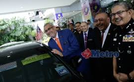 Bagi tahu pegawai yang bertugas anda ingin renew lesen memandu anda. Kompaun Trafik Dbkl Hanya Rm15