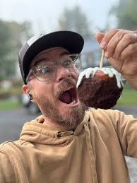 It's FRIDAAAAAAY! And we've got fresh dipped caramel apples SOOO many  cookie pies, seasons first PUMPKIN PIE CRISP, ALL the mums