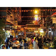 instagram 上的a lu 魯魯攝影 100天創作計畫 在第19天的時候 也介紹了香港的大排擋 兩張拍攝時間 點前後差不多 但是給人的氛圍不太一樣 一張比較完整 是種繁華落盡 終將