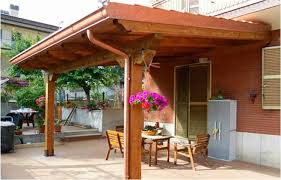 Gazebi e pergolati in legno lamellare, sono classiche strutture considerate mobili, poiché non le coperture in legno lamellare come i pergolati, rispetto al gazebo hanno una funzione maggiormente. Verande E Tettoie