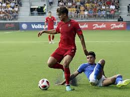 Cristiano ronaldo musste nach einer knieverletzung früh vom platz. Portugal Europameister Klein Ronaldo Schlagt Klein Balotelli Kicker