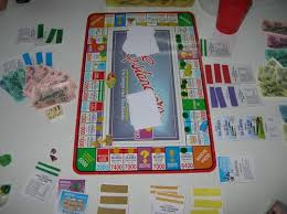 Cada versión se ha adaptado para películas, otros juegos, ubicaciones del mundo real y más. Monopoly Y Los Juegos De Mesa Clones