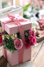 Se hai bisogno di fare degli auguri speciali a chi ama la natura e i fiori allora potrai scegliere una di queste meravigliose immagini da condividere con il festeggiato oppure stamparla e scriverci una dedica da consegnare al proprio amico o parente che. Bomboniera Fucsia Con Fiori E Nastro In Organza Ideebomboniere Bomboniererosa Ispirazionimatrimo Fiori Di Compleanno Buon Compleanno Bouquet Di Compleanno