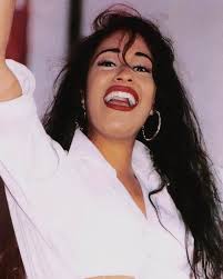 La cancion “Dreaming of You” fue la unica cancion de Selena que le dedicó  ella a su esposo Chris Pérez, cuando selena estaba en el estudio grabandola  le llamó e insistió a