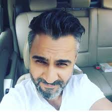 Öğretmenim evet mutluyum öğretmen olduğum için. Çünkü bu meslek kutsaldı.  Biz böyle büyüdük böyle bildik . Bugün çok ilginç bir anımı paylaşmak  istiyorum sizlerle. Sınıfa girdim öğrencinin kıyafeti okula uygun değildi.  Annesinin