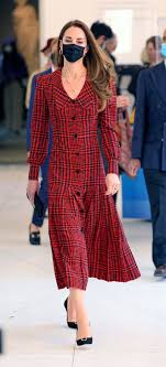 Kate middleton latest news plus style, dress and royal baby. Kate Middleton Stunned In Red Houndstooth Dress At V A Opening