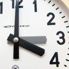 Ceasul se dă înainte, astfel ora trei dimineaţa devine ora patru, iar ziua aceea are doar 23 de ore. Ora De VarÄƒ 2021 Ceasul Se DÄƒ Inainte Cu O OrÄƒ In Noaptea De SambÄƒtÄƒ Spre DuminicÄƒ Hotnews Mobile