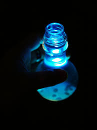 Leuchtende Glaser Herstellen Mit Verschiedenen Materialien 5 Simple Bastelanleitungen Knicklicht Glaser Leuchtstabe Und Leuchten