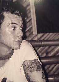 North Collan a veces parecía tener vida. Un leviatán que se devoraba las  almas que el diablo le proporcionaba y que rugia de gusto al ser bañado en  sangre. Harry no odiaba