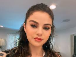Read on for some hilarious trivia questions that will make your brain and your funny bone work overtime. Selena Gomez Se Ve Envuelta En Rumores De Citas Con Un Jugador Brasileno