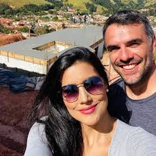 Ex-BBBs Mariana Felício e Daniel Saullo celebram construção de mansão